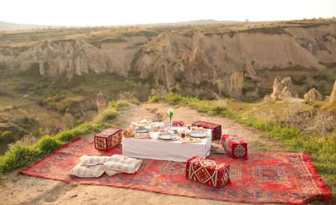 Expérience de petit-déjeuner au lever du soleil dans la vallée de l'amour en Cappadoce