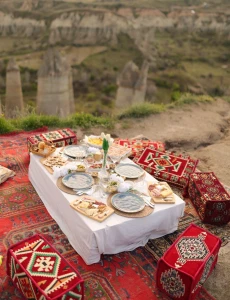 Expérience de petit-déjeuner au lever du soleil dans la vallée de l'amour en Cappadoce