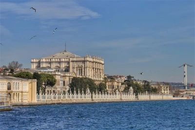 Dolmabahçe Sarayı ve Bezm-i Alem Camii Turu (Yarım Gün)
