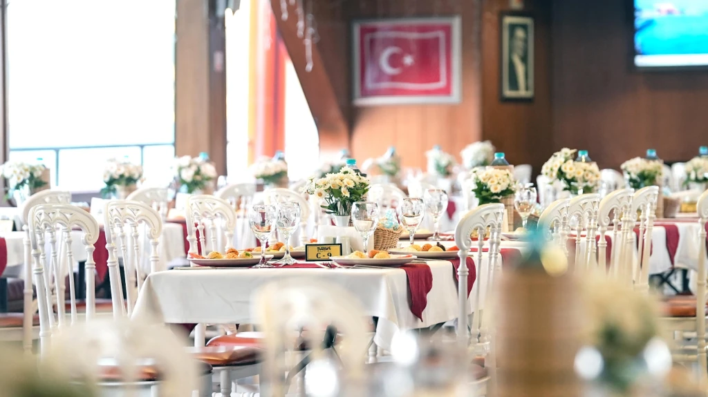 İSTANBUL BOĞAZI AKŞAM YEMEĞİ TEKNE TURU VİP ARAÇLAR İLE GİDİŞ DÖNÜŞ ULAŞIM DAHİL