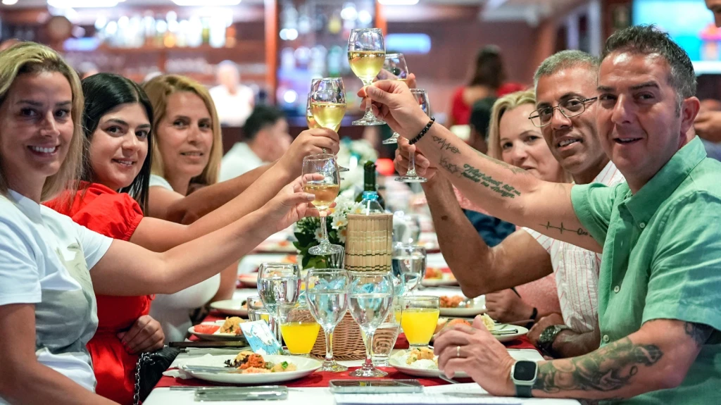 İSTANBUL BOĞAZI AKŞAM YEMEĞİ TEKNE TURU VİP ARAÇLAR İLE GİDİŞ DÖNÜŞ ULAŞIM DAHİL