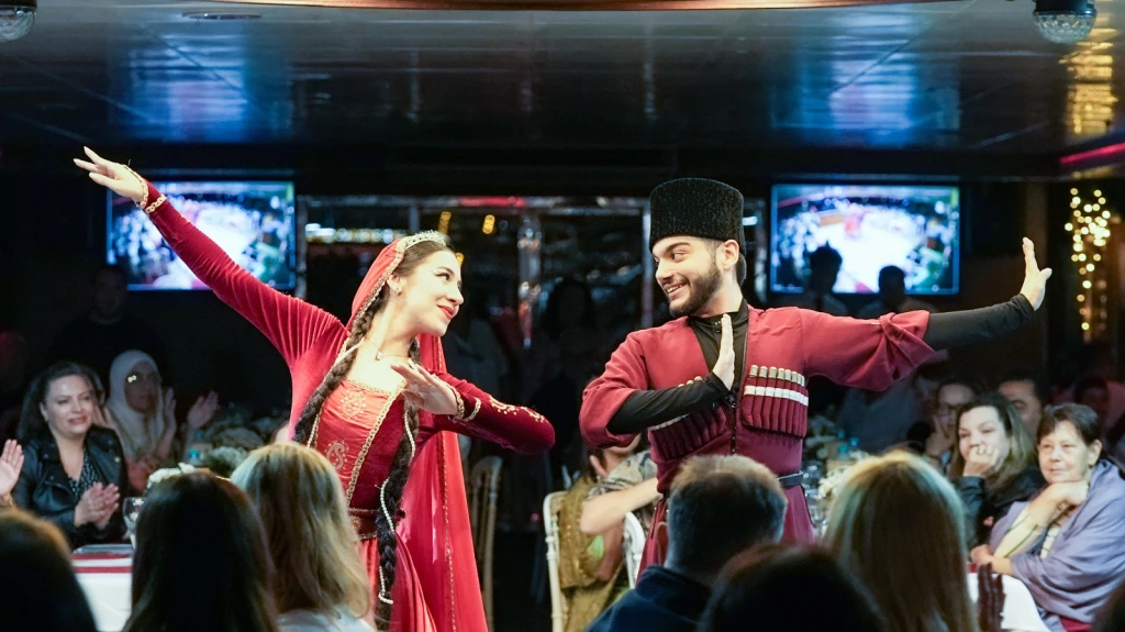 İSTANBUL BOĞAZI AKŞAM YEMEĞİ TEKNE TURU VİP ARAÇLAR İLE GİDİŞ DÖNÜŞ ULAŞIM DAHİL