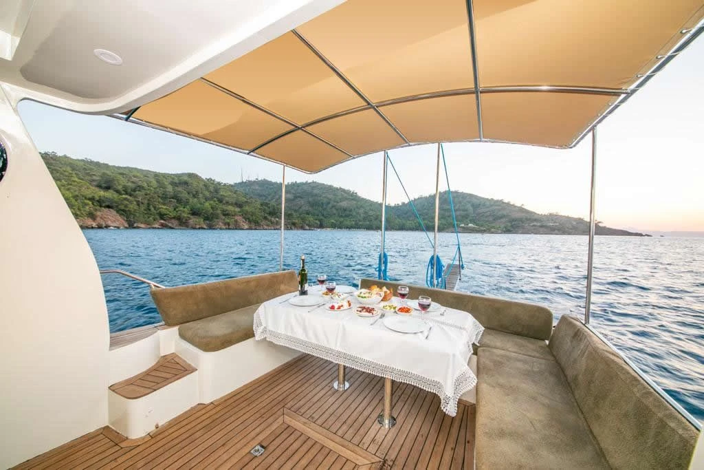 Side: VİP  Yacht Cruise with Lunch