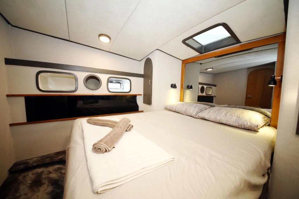 Side: VİP  Yacht Cruise with Lunch