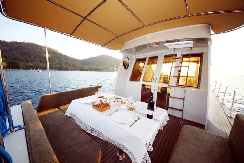 Side: VİP  Yacht Cruise with Lunch