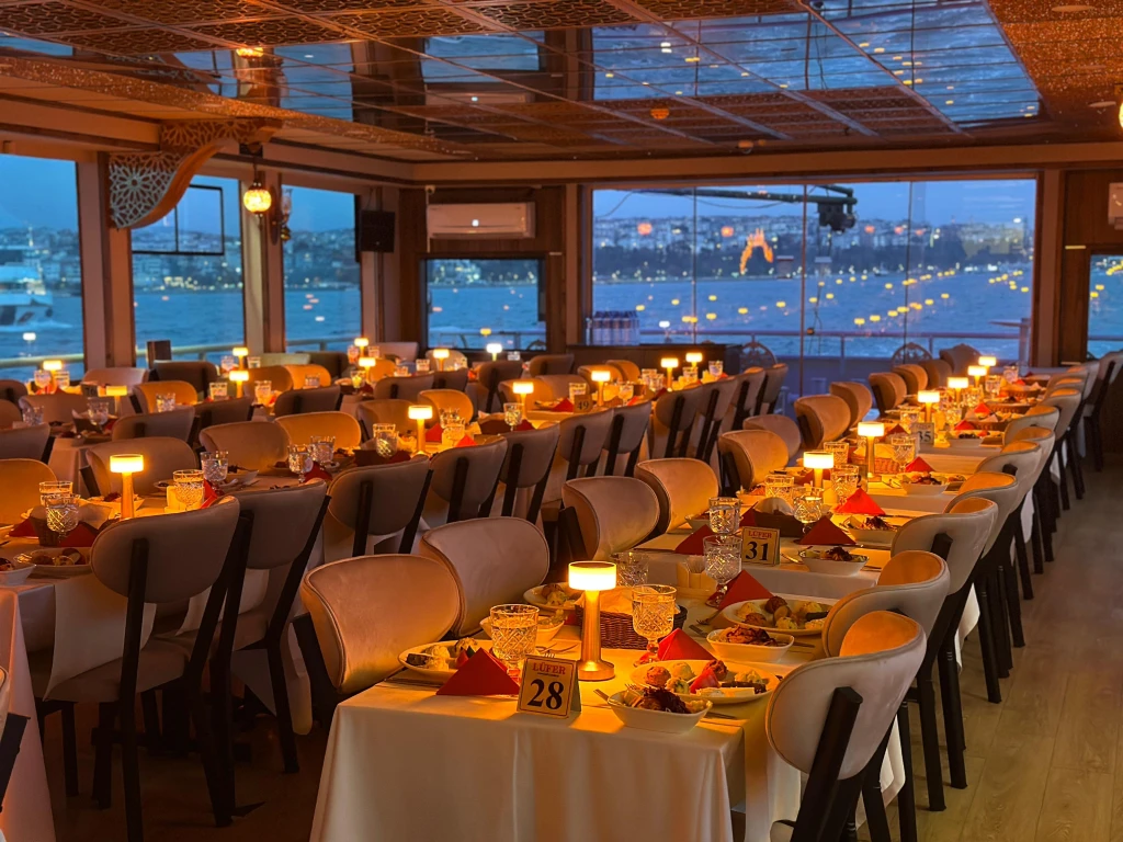 Tour del Bosforo con cena, tavolo riservato, menu standard, bevande analcoliche illimitate, punto di incontro