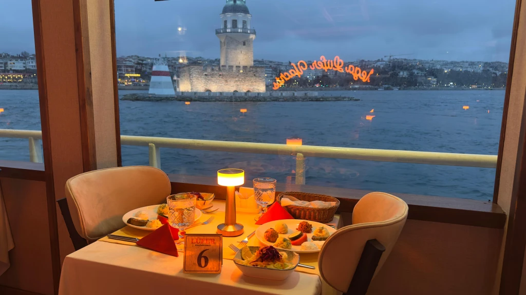 Tour del Bosforo con cena, tavolo riservato, menu standard, bevande analcoliche illimitate, punto di incontro
