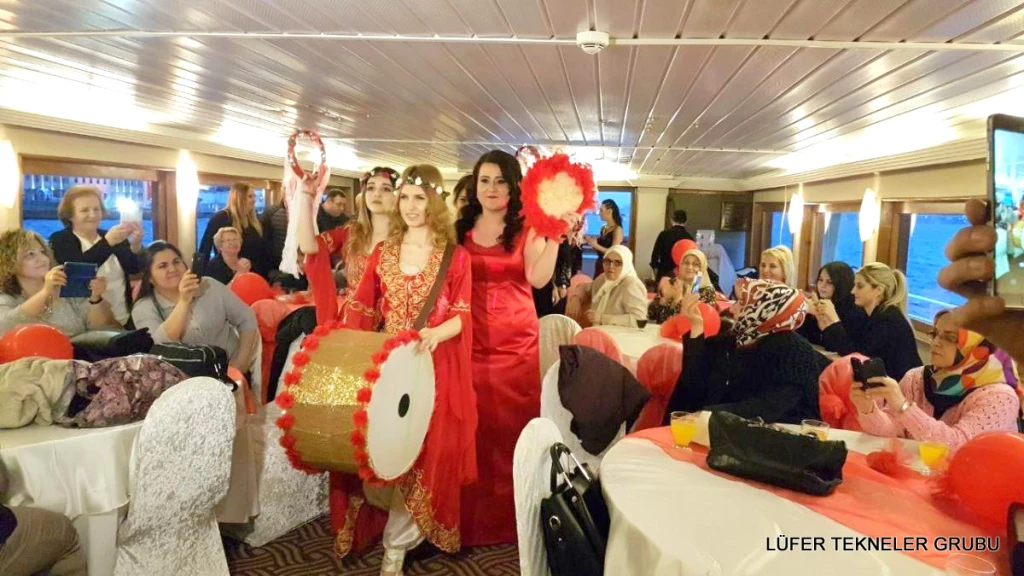 Enterrement de vie de jeune fille sur un bateau dans le Bosphore
