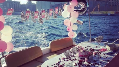 Geburtstagsorganisation auf dem Boot