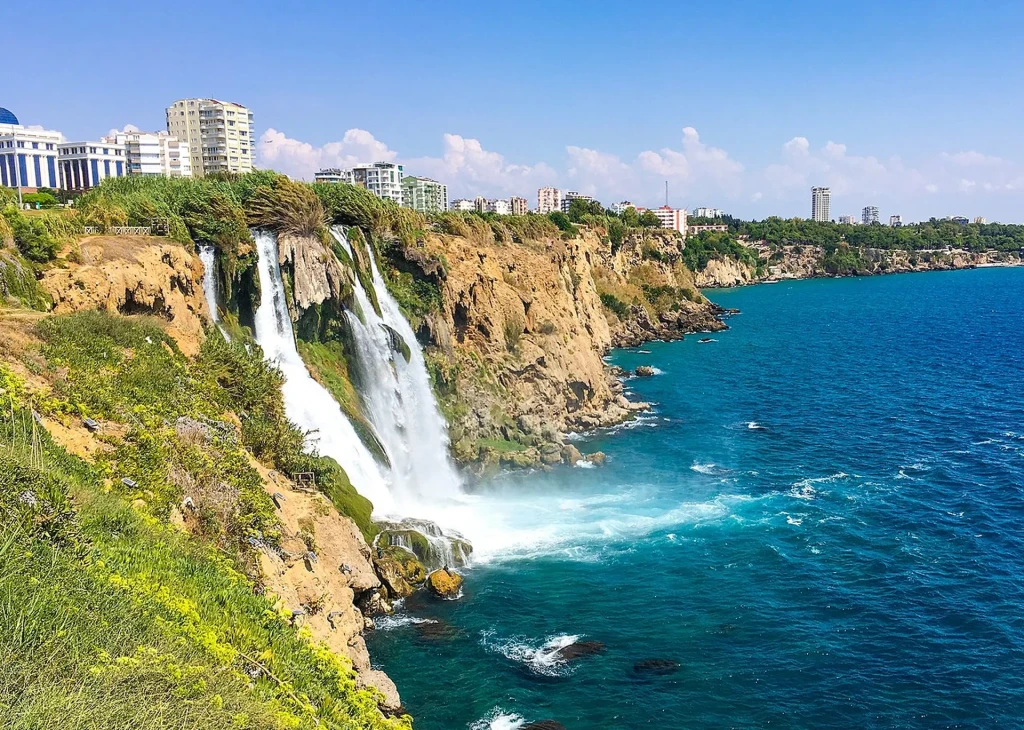 Side: Tunnel Aquarium, Waterfall and Wax Work Museum Tour