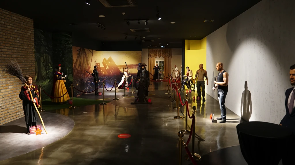 Side: Tunnel Aquarium, Waterfall and Wax Work Museum Tour