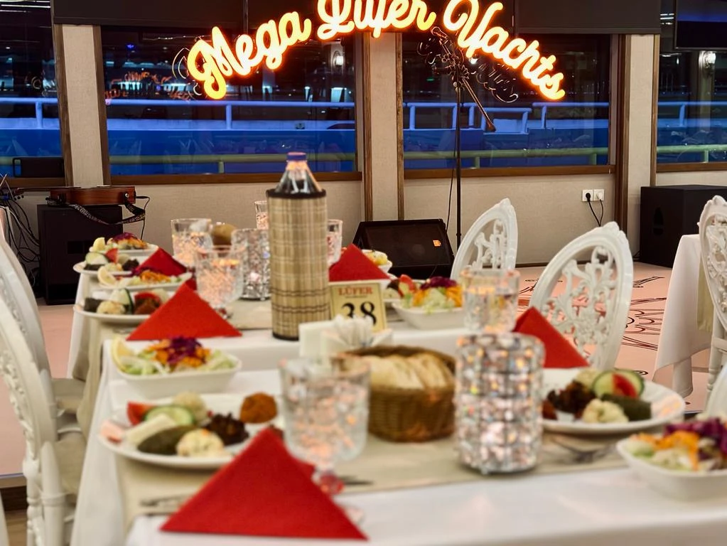Tour in barca per la cena iftar nel Bosforo