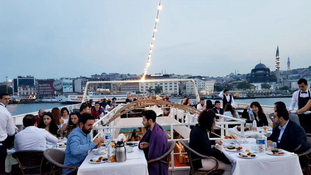 Tour in barca per la cena iftar nel Bosforo