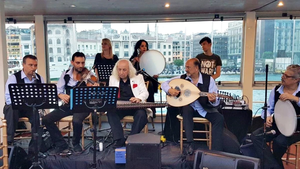 Tour in barca per la cena iftar nel Bosforo