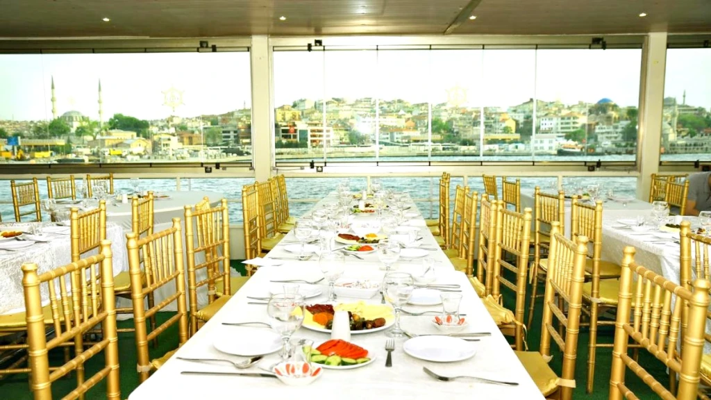 Tour in barca per la cena iftar nel Bosforo