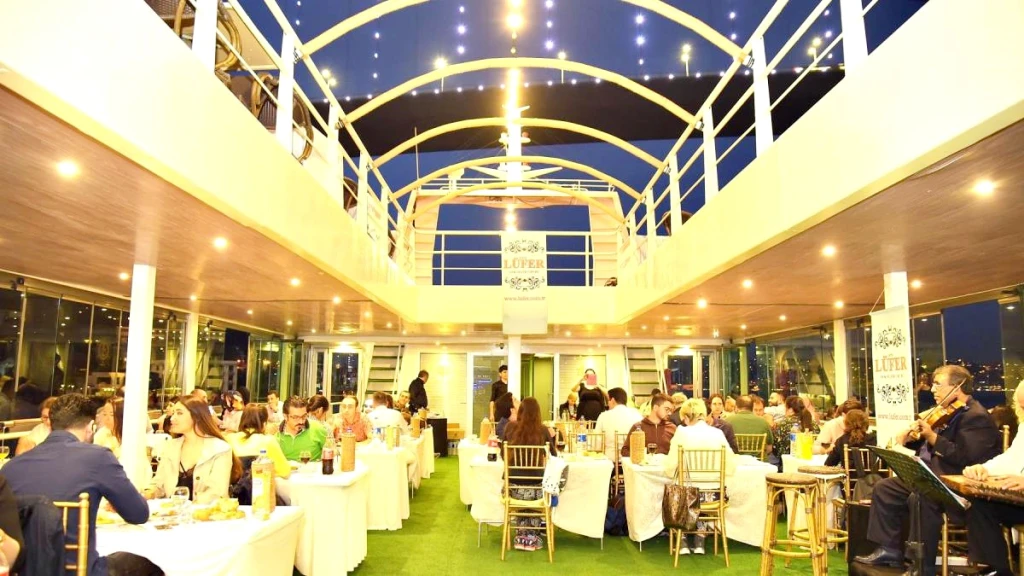 Tour in barca per la cena iftar nel Bosforo