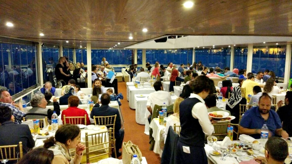Tour in barca per la cena iftar nel Bosforo
