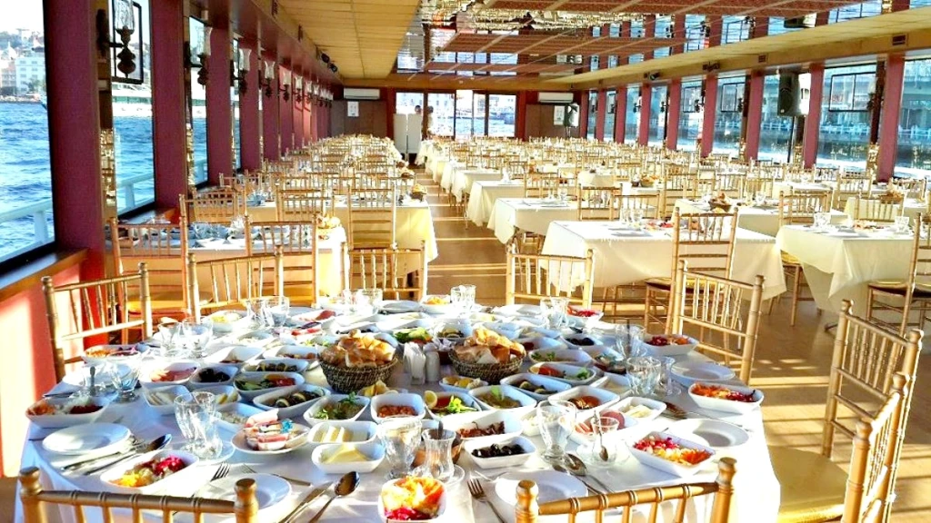 Tour in barca per la cena iftar nel Bosforo