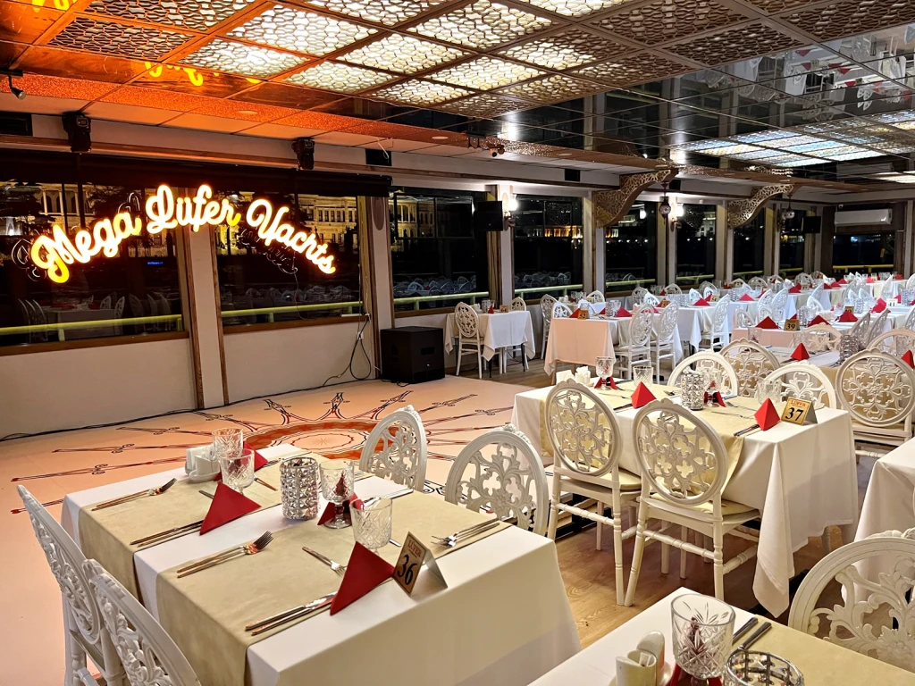 Tour in barca per la cena iftar nel Bosforo