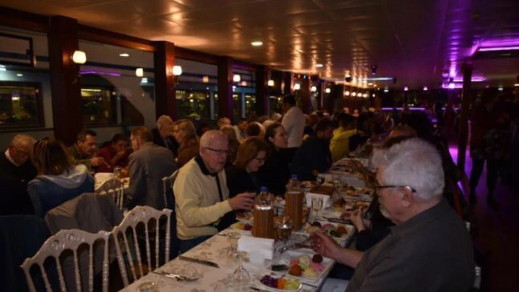 Dining Boat Tours