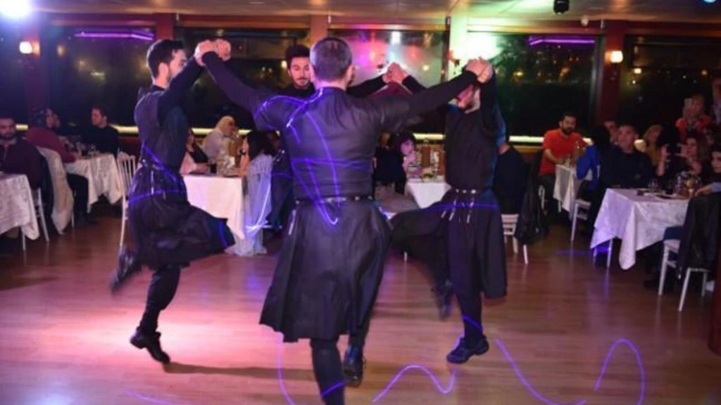 Dining Boat Tours