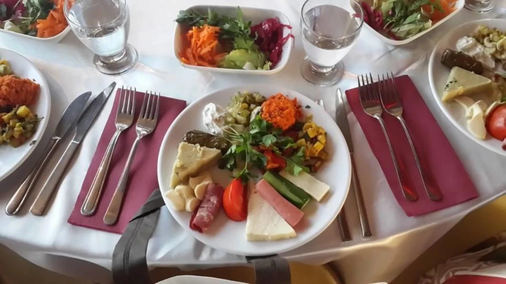 Dining Boat Tours