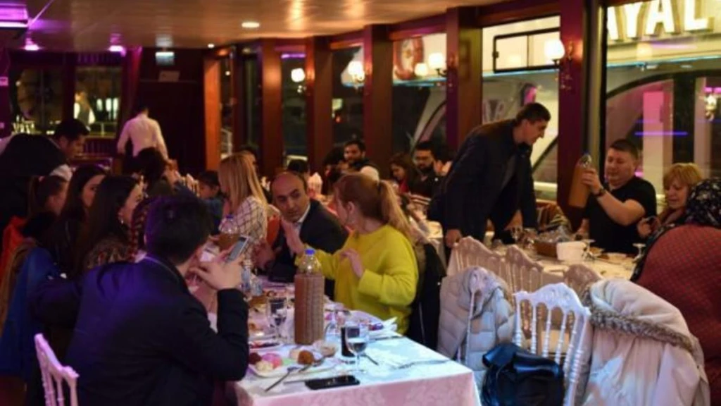Dining Boat Tours