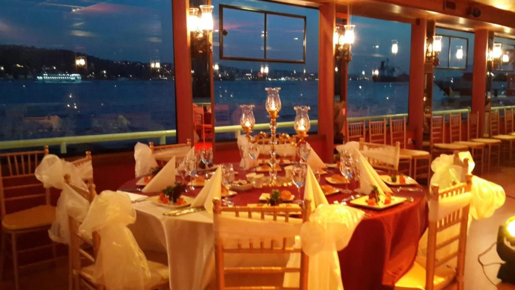 Dining Boat Tours
