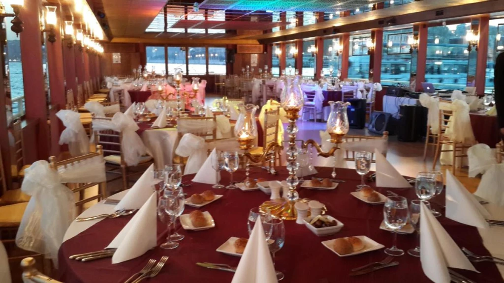 Dining Boat Tours