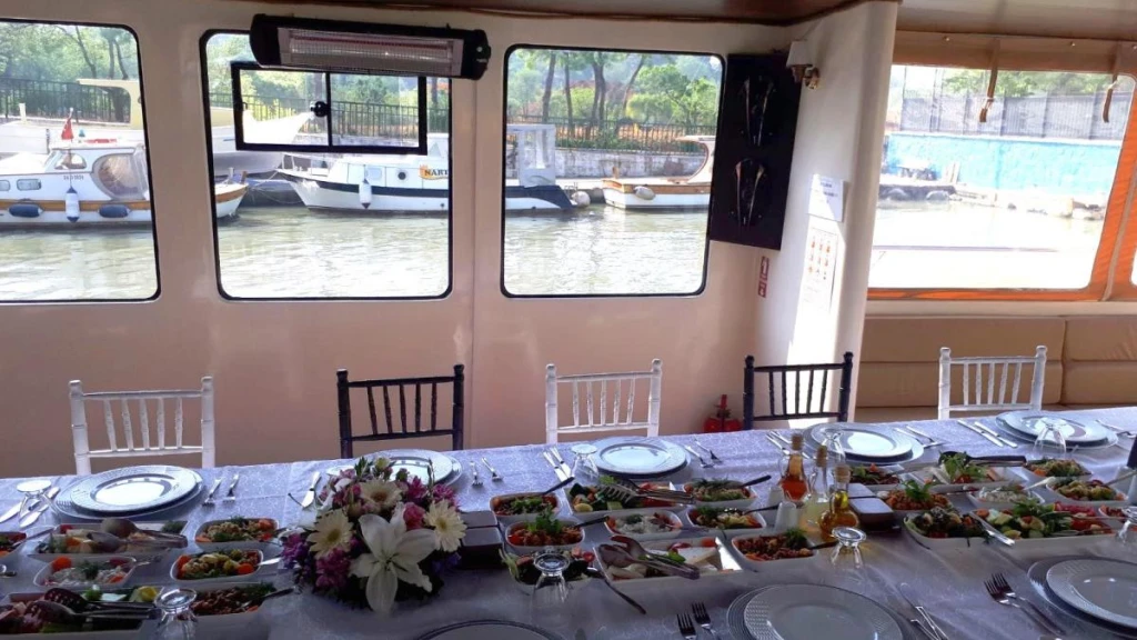 Colazione in barca sul Bosforo dei Turchi