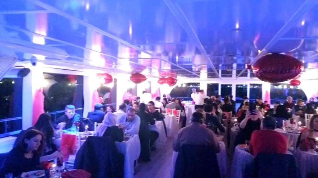 Paseo en barco por el Bósforo del Día de San Valentín del 14 de febrero