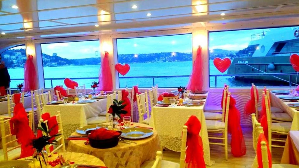Paseo en barco por el Bósforo del Día de San Valentín del 14 de febrero
