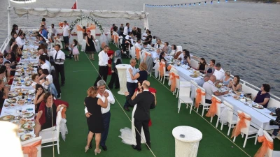 Unterhaltungsorganisation nach der Hochzeit auf dem Boot