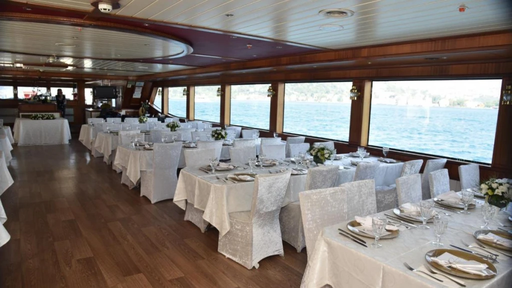 Organizzazione di intrattenimento dopo il matrimonio in barca