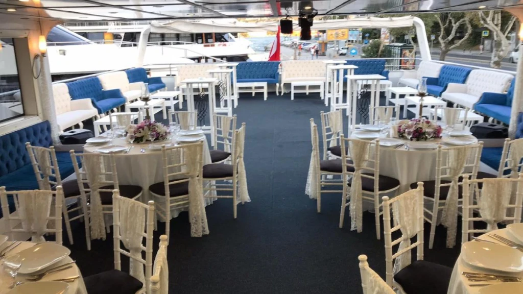 Organizzazione di intrattenimento dopo il matrimonio in barca