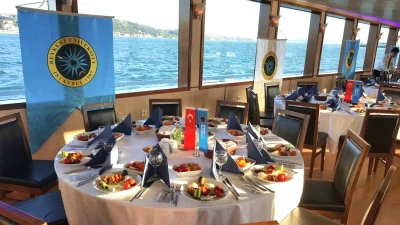 Abschlussball auf dem Boot im Bosporus