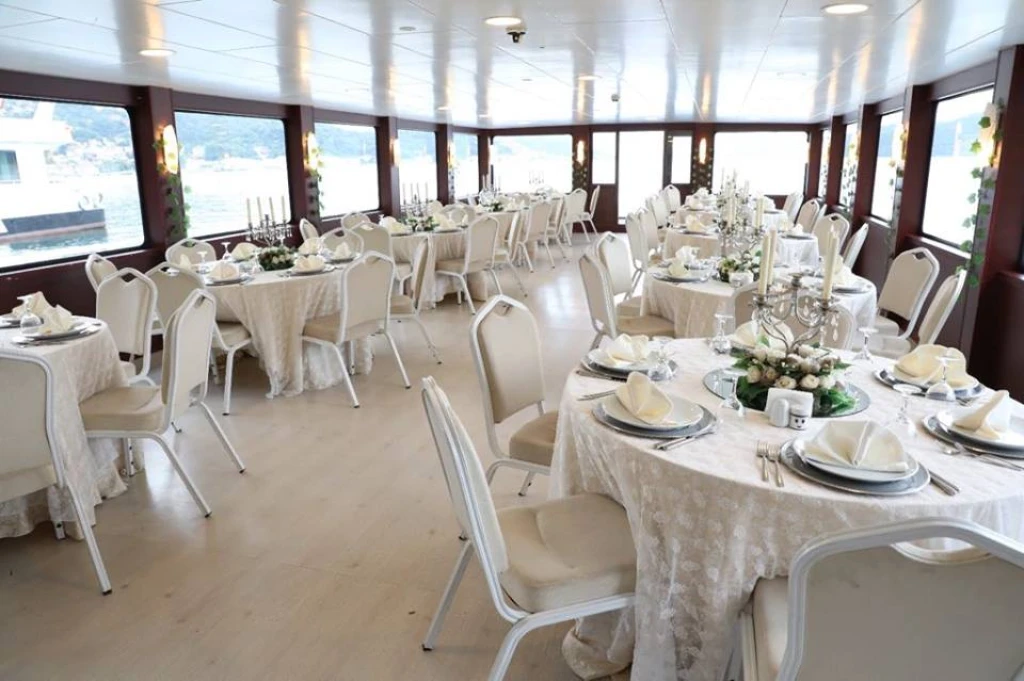 Organisation de fiançailles sur un bateau