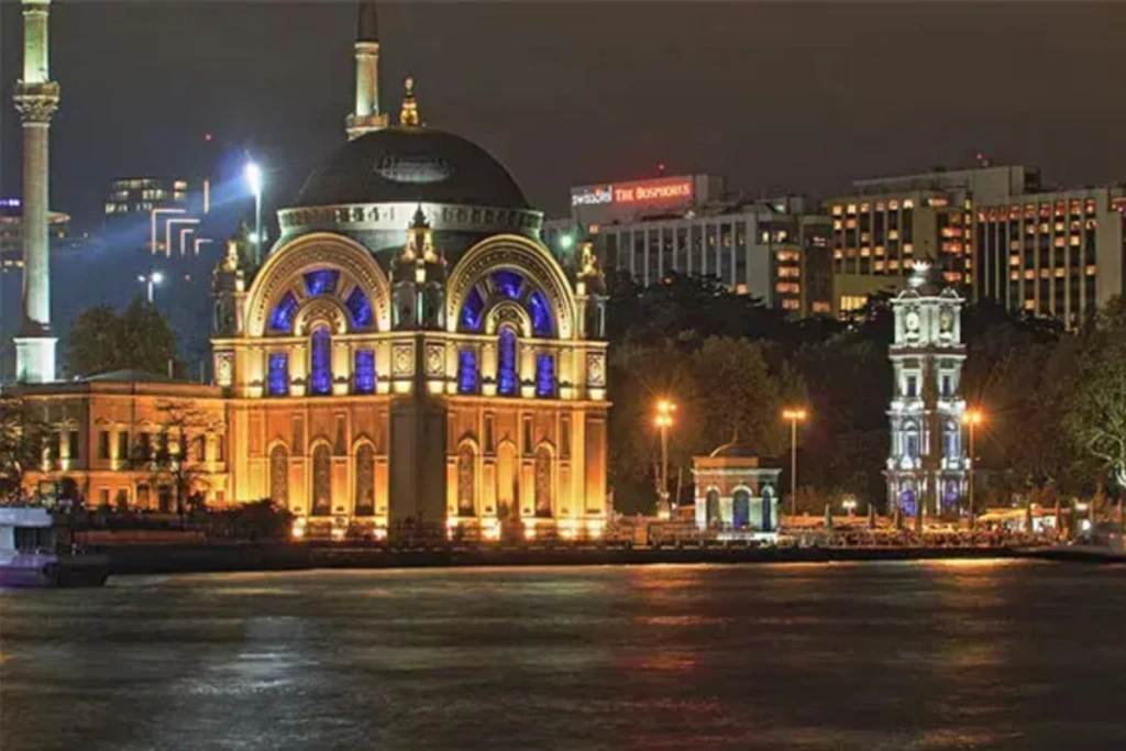 Dolmabahçe Sarayı ve Bezm-i Alem Camii Turu (Yarım Gün)