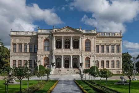 Dolmabahçe Sarayı ve Bezm-i Alem Camii Turu (Yarım Gün)