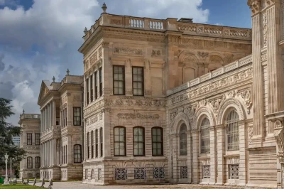Dolmabahçe Sarayı ve Bezm-i Alem Camii Turu (Yarım Gün)