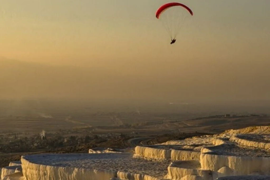 Pamukkale'de Yamaç Paraşütü