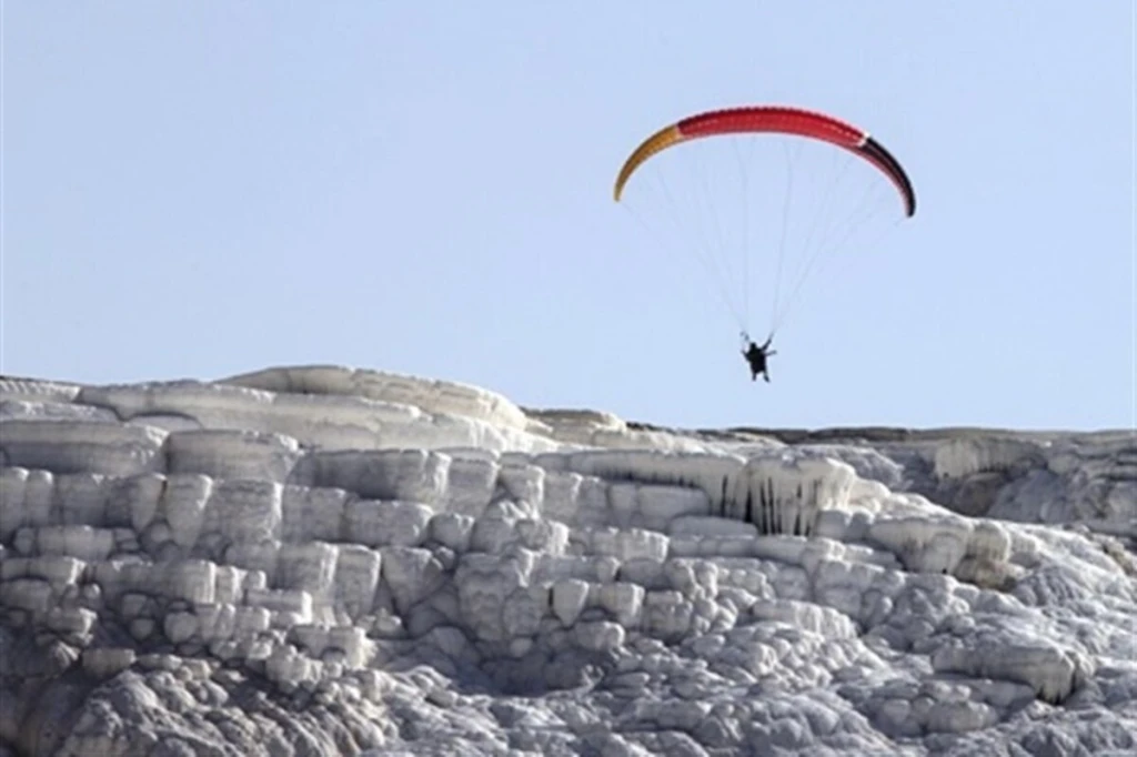 Pamukkale'de Yamaç Paraşütü