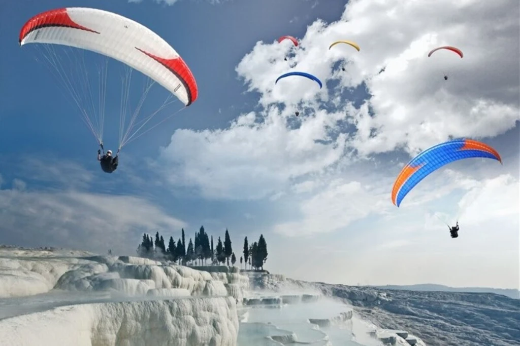 Pamukkale'de Yamaç Paraşütü