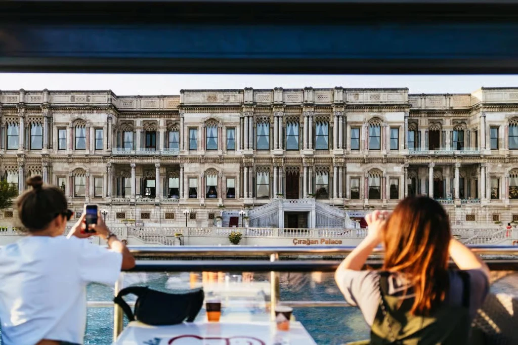 Paseo por el Bósforo al atardecer, bebidas sin alcohol ilimitadas, aperitivos y audioguía