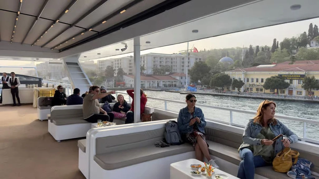 Paseo por el Bósforo al atardecer, bebidas sin alcohol ilimitadas, aperitivos y audioguía