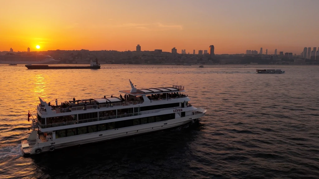Tour al tramonto sul Bosforo con cena, bevande analcoliche illimitate e audioguida
