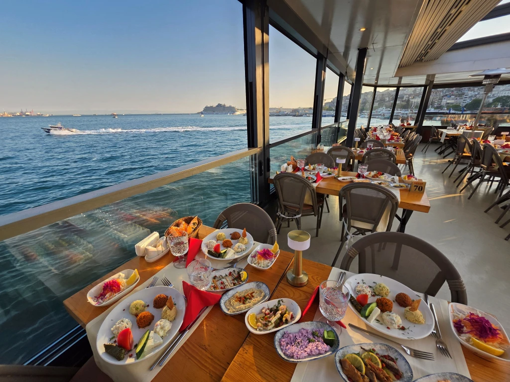 Tour al tramonto sul Bosforo con cena, bevande analcoliche illimitate e audioguida