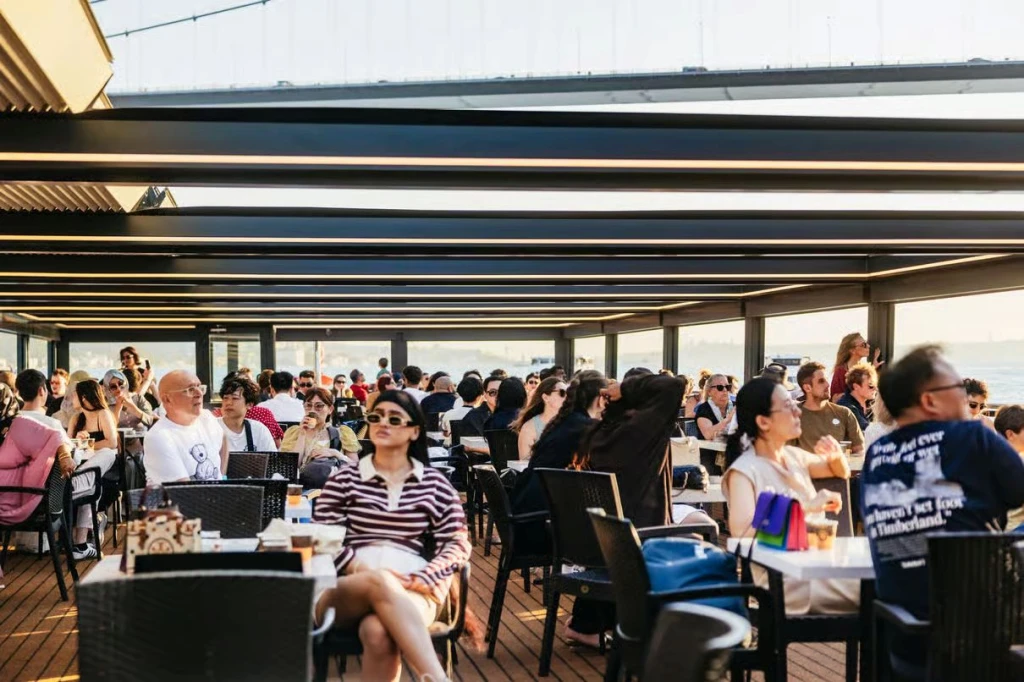 Croisière diurne sur le Bosphore avec boissons sans alcool à volonté et audioguide