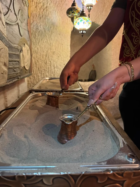 Lokakarya Kopi Turki yang Diseduh dengan Pasir di Cappadocia