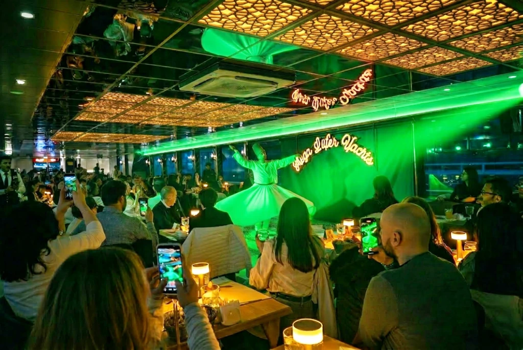 Luksuzni VIP salon | Privatni sto | VIP meni neograničena bezalkoholna pića | Hotelski transfer | Opcija pored prozora